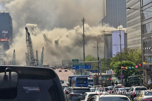25일 서울 강남구 코엑스 내 입점한 식당에서 화재가 발생해 많은 연기가 나고 있다. [독자 제공=연합뉴스]